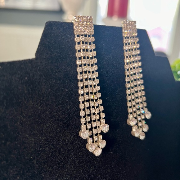 BREATHTAKING AND FUN LIGHT SILVER/CRYSTAL BLING EARRINGS - Picture 3 of 6